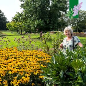Portret van Hansje tussen de bloemetjes in het Seringenpark