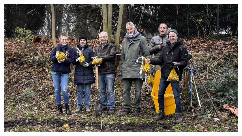 Bolletjes planten met de vrijwilligers. groepsfoto
