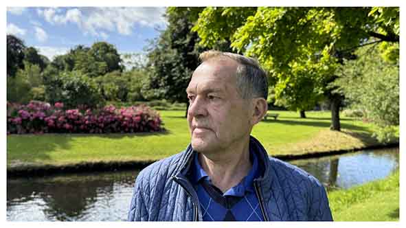 Portret van vrijwilliger Martin Smit met op de achtergrond het Seringenparrk