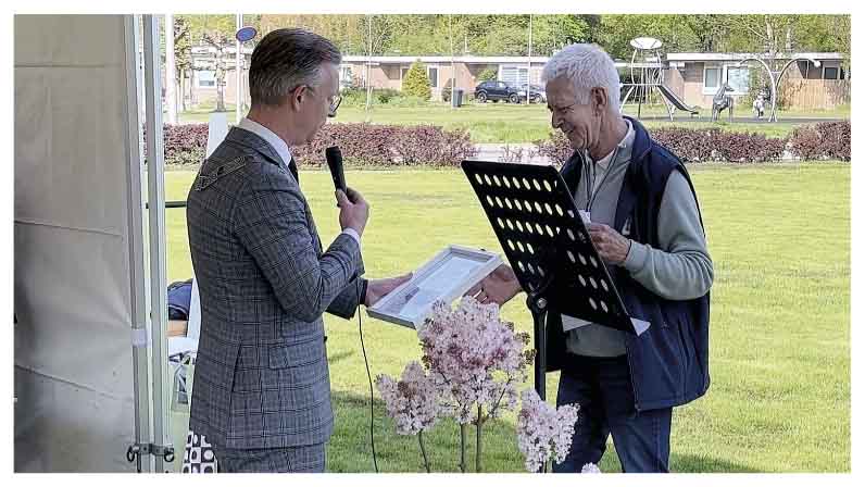 Jubileumopening. Dick Maarsen overhandigt burgemeester Quido Oude Kotte een certificaat van zijn eigen sering.