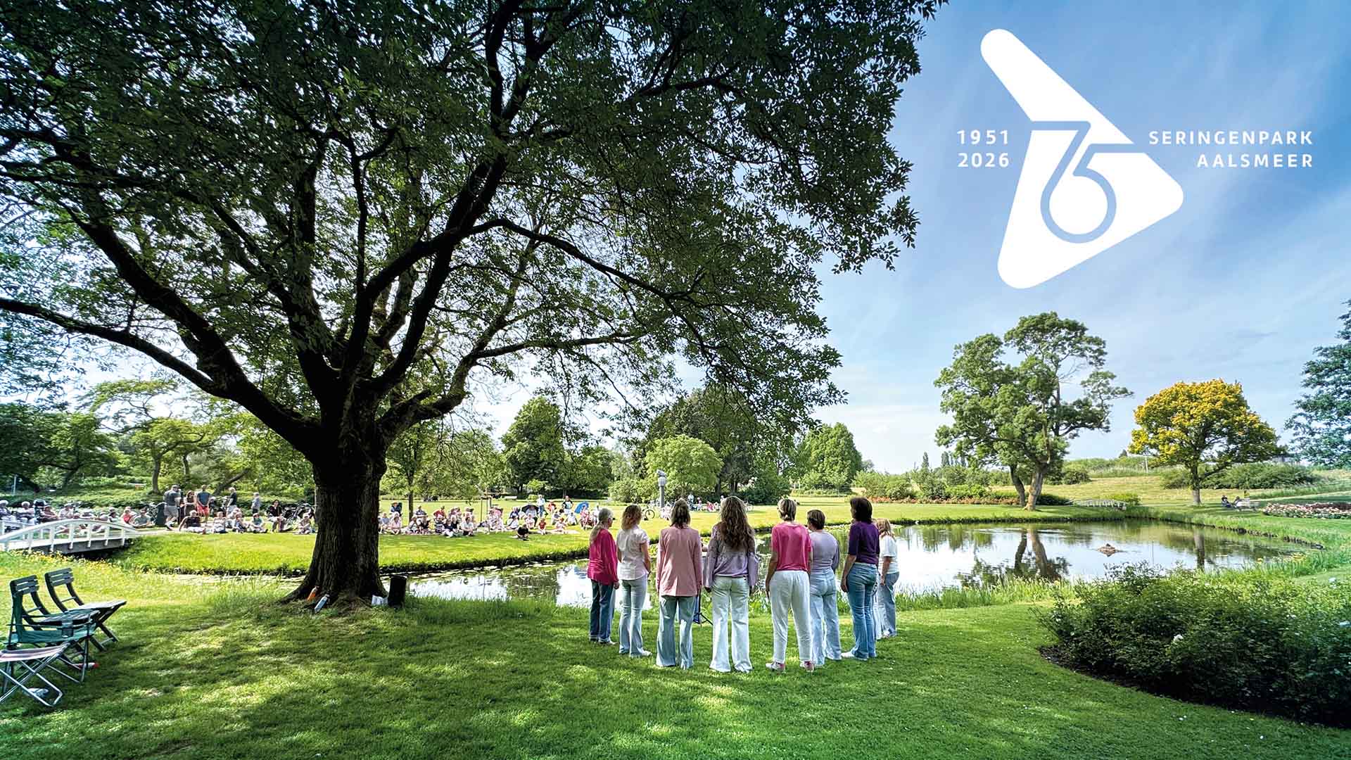 Davanti zingt vanonder de grote boom en kijkt uit over de grote vijver in het Seringenpark.